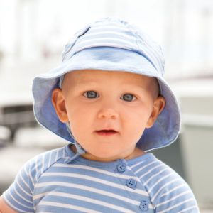 promener son bébé bon pour la santé chapeau de soleil