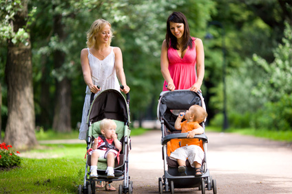 Plus besoin de promener votre bébé, cette poussette le fait toute